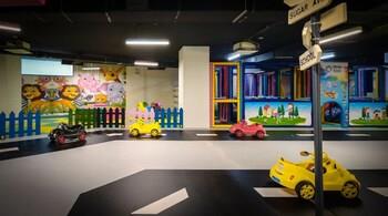 Renkli çocuk oyun alanı ve oyuncak arabalar.