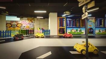 Çocuk oyun alanı ve renkli oyuncak arabalar.